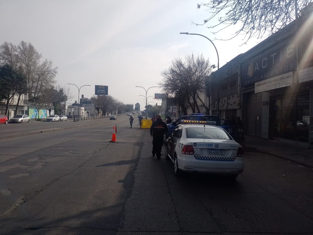 #Actualización | Por manifestación en Bv. Avellaneda 500 la calzada se encuentra reducida. Personal de <a href="/DGTRosario/">Dirección General de Tránsito</a> se encuentra en el lugar. 

Circular con precaución.