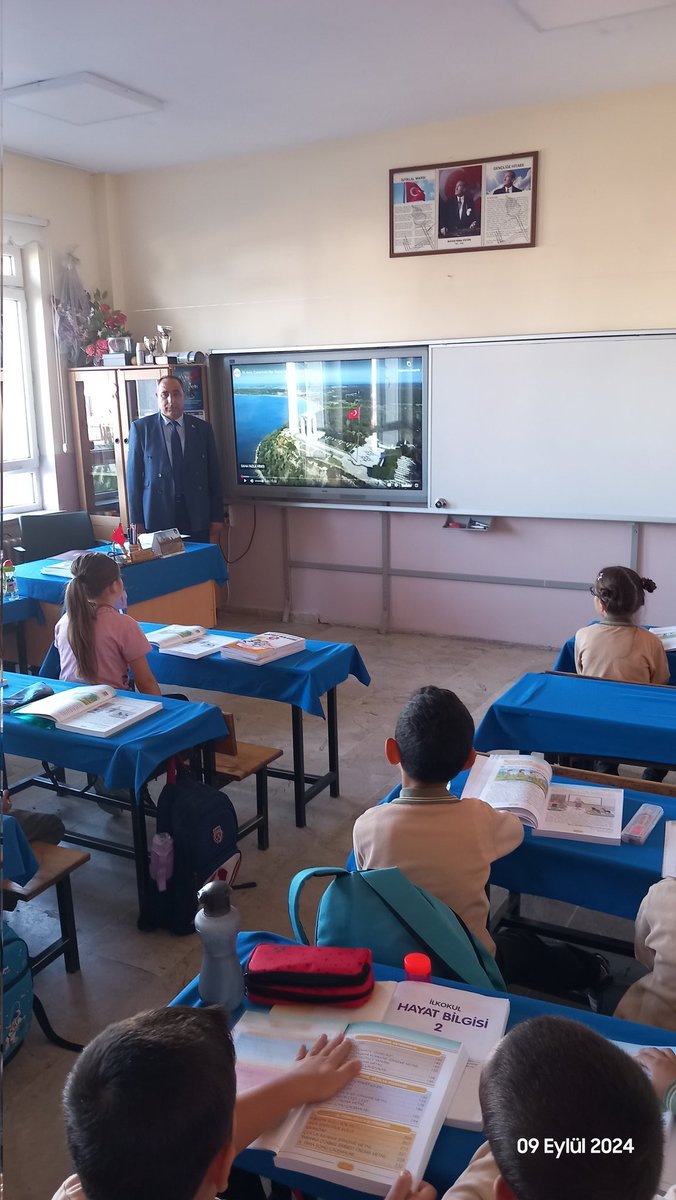 nss_58's tweet photo. Şehitlerimiz için 1 dakikalık saygı duruşunun ardından Okul Müdürümüz Fuat ERCAN eğitim öğretim yılının okulumuz ve öğrencilerimiz için hayırlı olmasını diledi.
    İlk dersimiz "Çanakkale'den Gazze'ye Bağımsızlık Ruhu ve Vatan sevgisi"

@sivasmem 
@necatiyener_ 
@sivas_hedef https://t.co/STWFIaaTEe