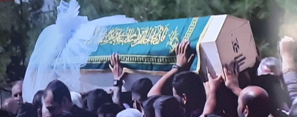 Ne kadar meraklısınız şu gelinlik işine, şu fotoğraf ne kadar geri kafalı olduğumuzu ortaya koyuyor. 8 yaşında çocuk yitmiş gitmiş, en sevdiği oyuncağı koyun tabutuna, aklınız minicik çocukları gelin etmekte #narin
