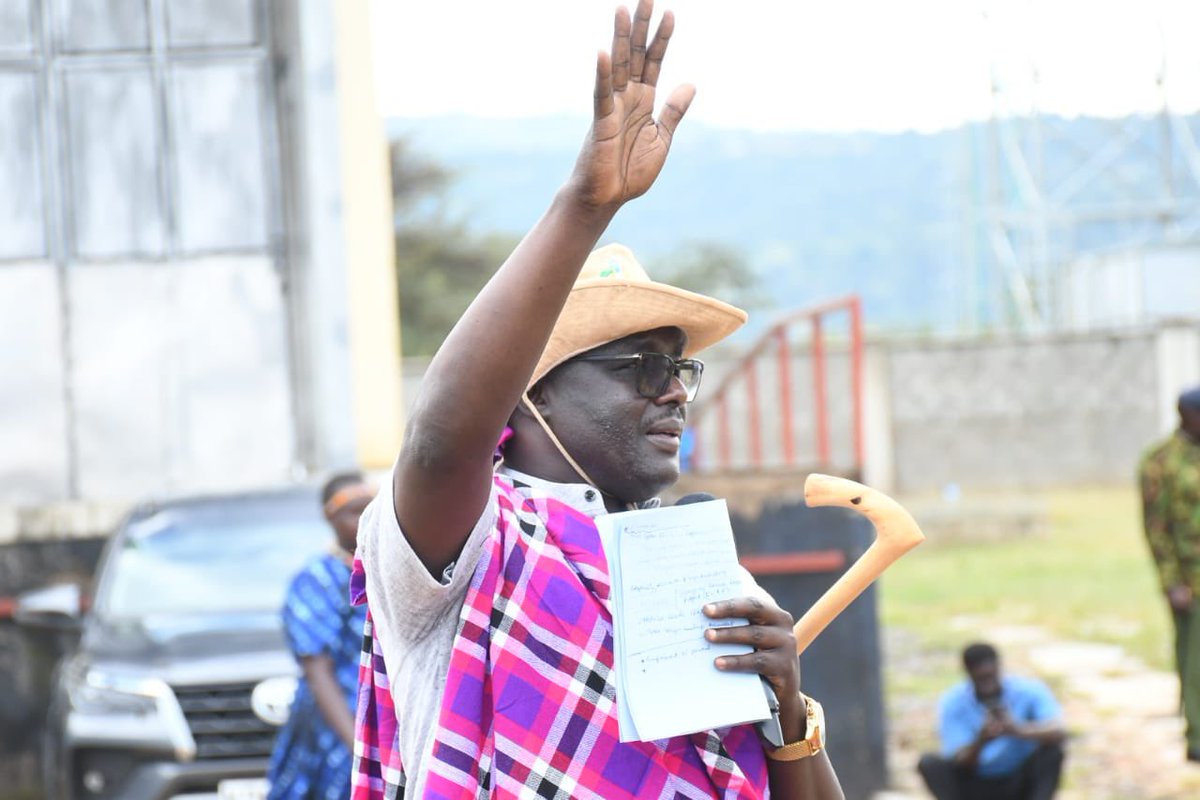 SimonKachapinK's tweet photo. Today, we distributed 1,272 Galla goats, 464 Dorper sheep, and 34 beehives to 219 farmer groups in 9 wards, boosting agricultural productivity in our county. Earlier we gave 11 high-quality dairy cows to schools in the highlands as part of our plan to revolutionize dairy farming. https://t.co/giSDooemLC