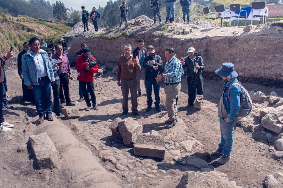RichardDavila30's tweet photo. #ATENCIÓN 
Descubren valiosos hallazgos arqueológicos en Colta - Chimborazo.
Entre los hallazgos se encuentran suelos empedrados de calles y patios, así como antiguos aposentos que datan de más de 220 años, ofreciendo un valioso testimonio de la vida colonial en la región. 
Estas excavaciones en curso representan un hito en la recuperación de la historia de la ciudad y constituyen un patrimonio invaluable para las futuras generaciones
@DanielNoboaOk @INPCEcuador