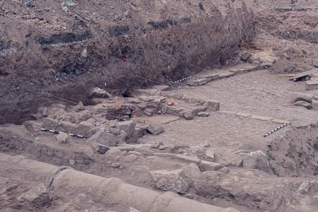 RichardDavila30's tweet photo. #ATENCIÓN 
Descubren valiosos hallazgos arqueológicos en Colta - Chimborazo.
Entre los hallazgos se encuentran suelos empedrados de calles y patios, así como antiguos aposentos que datan de más de 220 años, ofreciendo un valioso testimonio de la vida colonial en la región. 
Estas excavaciones en curso representan un hito en la recuperación de la historia de la ciudad y constituyen un patrimonio invaluable para las futuras generaciones
@DanielNoboaOk @INPCEcuador
