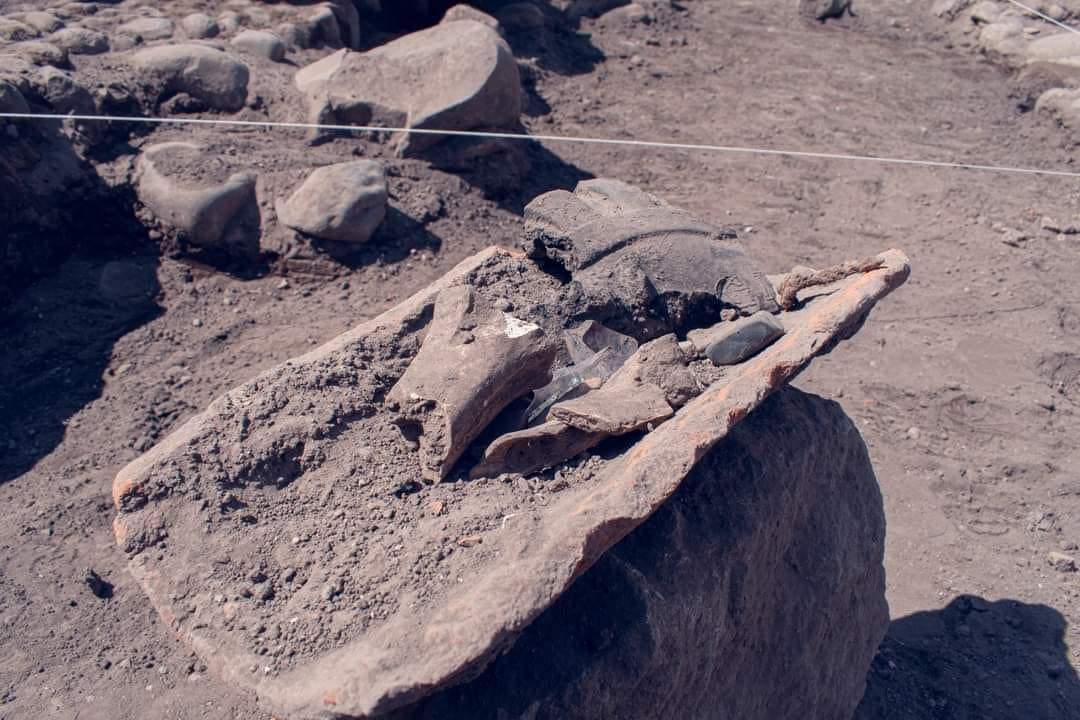 RichardDavila30's tweet photo. #ATENCIÓN 
Descubren valiosos hallazgos arqueológicos en Colta - Chimborazo.
Entre los hallazgos se encuentran suelos empedrados de calles y patios, así como antiguos aposentos que datan de más de 220 años, ofreciendo un valioso testimonio de la vida colonial en la región. 
Estas excavaciones en curso representan un hito en la recuperación de la historia de la ciudad y constituyen un patrimonio invaluable para las futuras generaciones
@DanielNoboaOk @INPCEcuador
