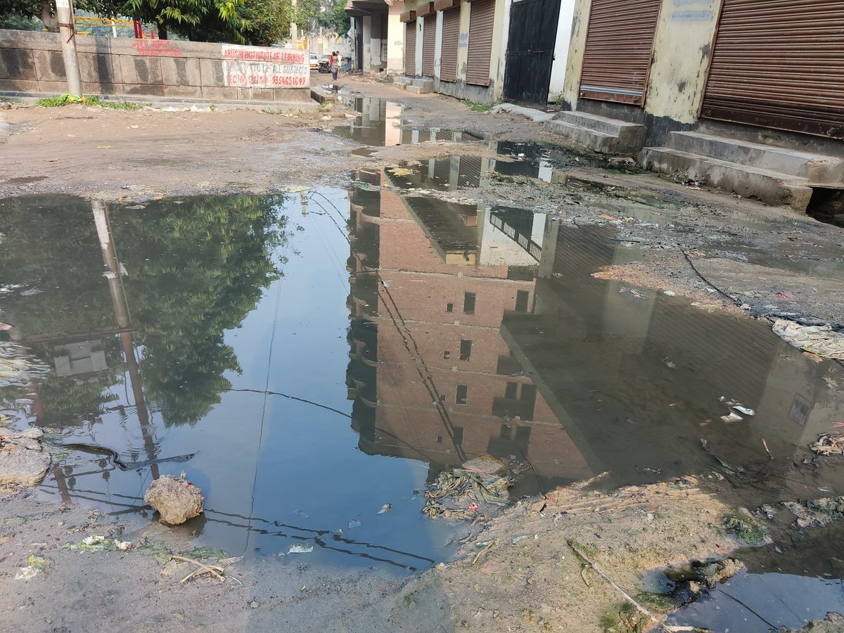 abhaypandey01's tweet photo. Sector 121 Tikona Park नोएडा 
यह हाल एक रोड का है जिस पर बहुत लोग आते  जाते रहते है @CeoNoida  लोकेश जी यही नोएडा बना रहे है 
हजारों करोड़ का बजट लेकर हम जनता को क्या दे रहे है
@CPCB_OFFICIAL @noida_authority 
@rockme26 @NandiGuptaBJP 
@aajtak 
@vinodsharmanbt 
@PANKAJPARASHAR_ https://t.co/sWg5XVu2GG