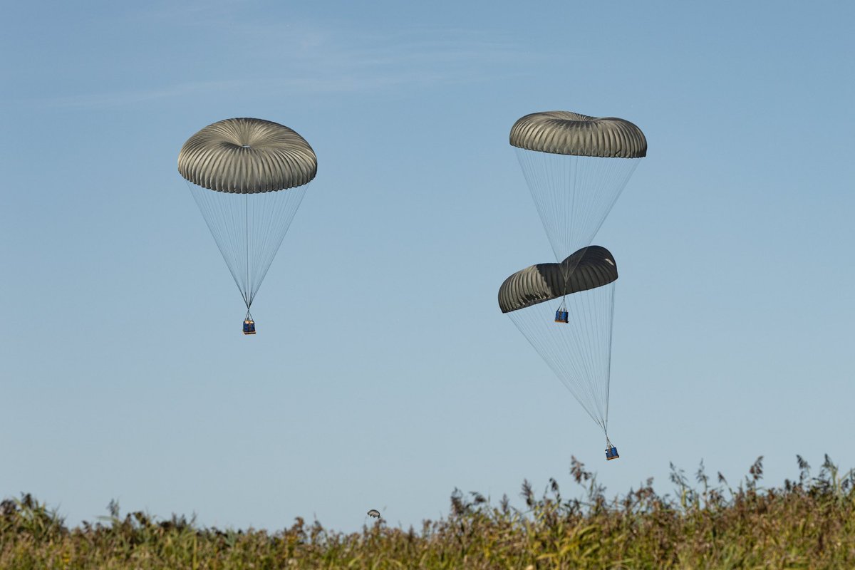 VlbEindhoven's tweet photo. And we’re off! Oefening #FalconLeap is gestart ✈️ Deze week ligt de focus op het oefenen van vrachtdroppings (Container Delivery System [CDS] drops). #FALE24 #watvliegter https://t.co/ReMibqOtxy