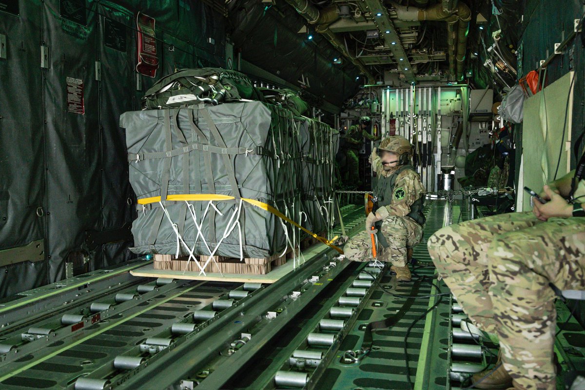 VlbEindhoven's tweet photo. And we’re off! Oefening #FalconLeap is gestart ✈️ Deze week ligt de focus op het oefenen van vrachtdroppings (Container Delivery System [CDS] drops). #FALE24 #watvliegter https://t.co/ReMibqOtxy