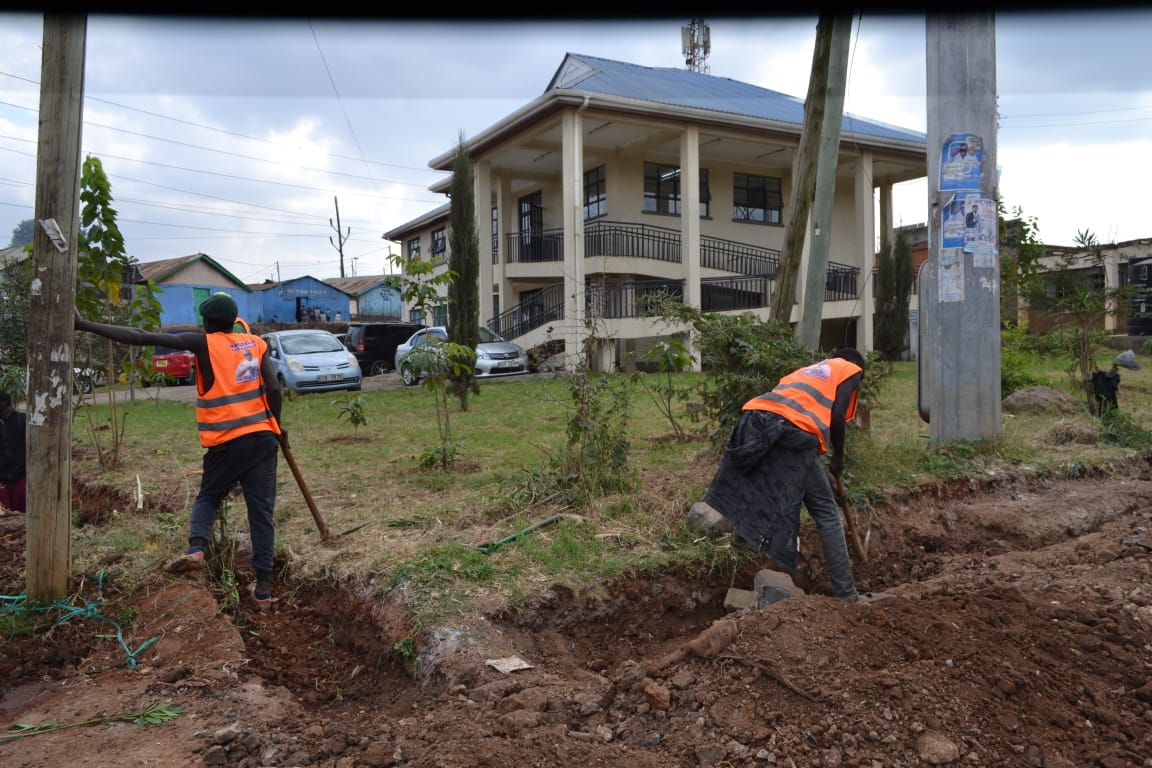 bunsen_45's tweet photo. Ongoing Construction of a perimeter wall at ngomongo dispensary in Korogocho ward.
Area Youths have been engaged in the project.

@SakajaJohnson 
#NairobiNiServiceDelivery https://t.co/qnAFZDPXU5