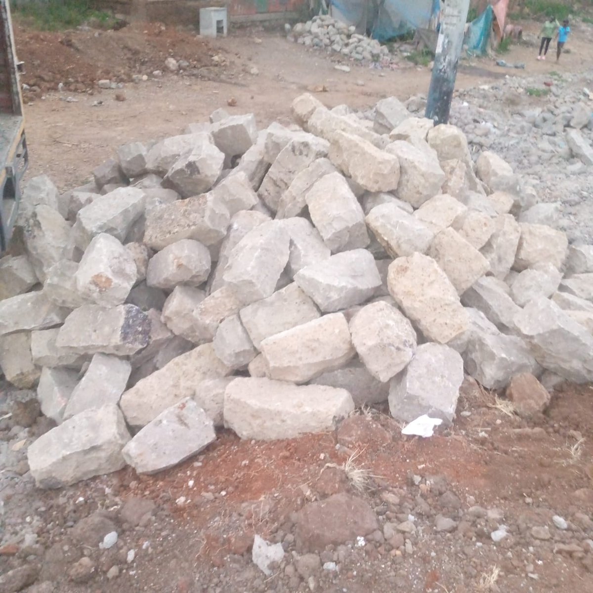 bunsen_45's tweet photo. Ongoing Construction of a perimeter wall at ngomongo dispensary in Korogocho ward.
Area Youths have been engaged in the project.

@SakajaJohnson 
#NairobiNiServiceDelivery https://t.co/qnAFZDPXU5