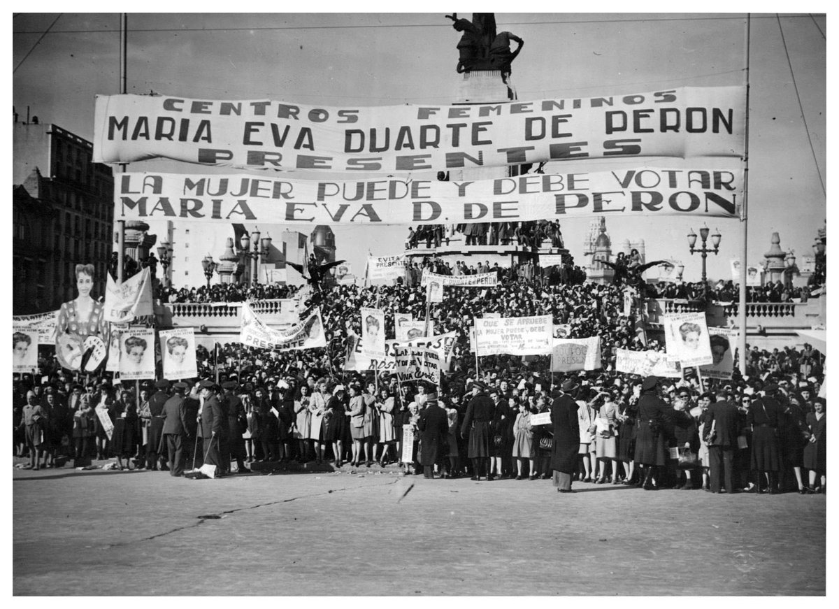 Hace 77 años, la sanción de la ley de voto femenino marcó un antes y un después en la historia argentina.
Un hito que revolucionó nuestra democracia y empoderó a las mujeres argentinas. 
Recordamos con orgullo el legado de Eva Perón y el avance histórico en derechos políticos.