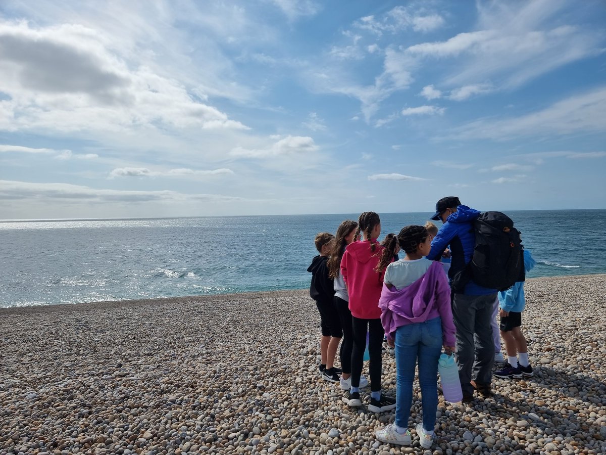 We made it! A quick lunch and we're already off exploring beautiful Chesil Beach 🔎🔎