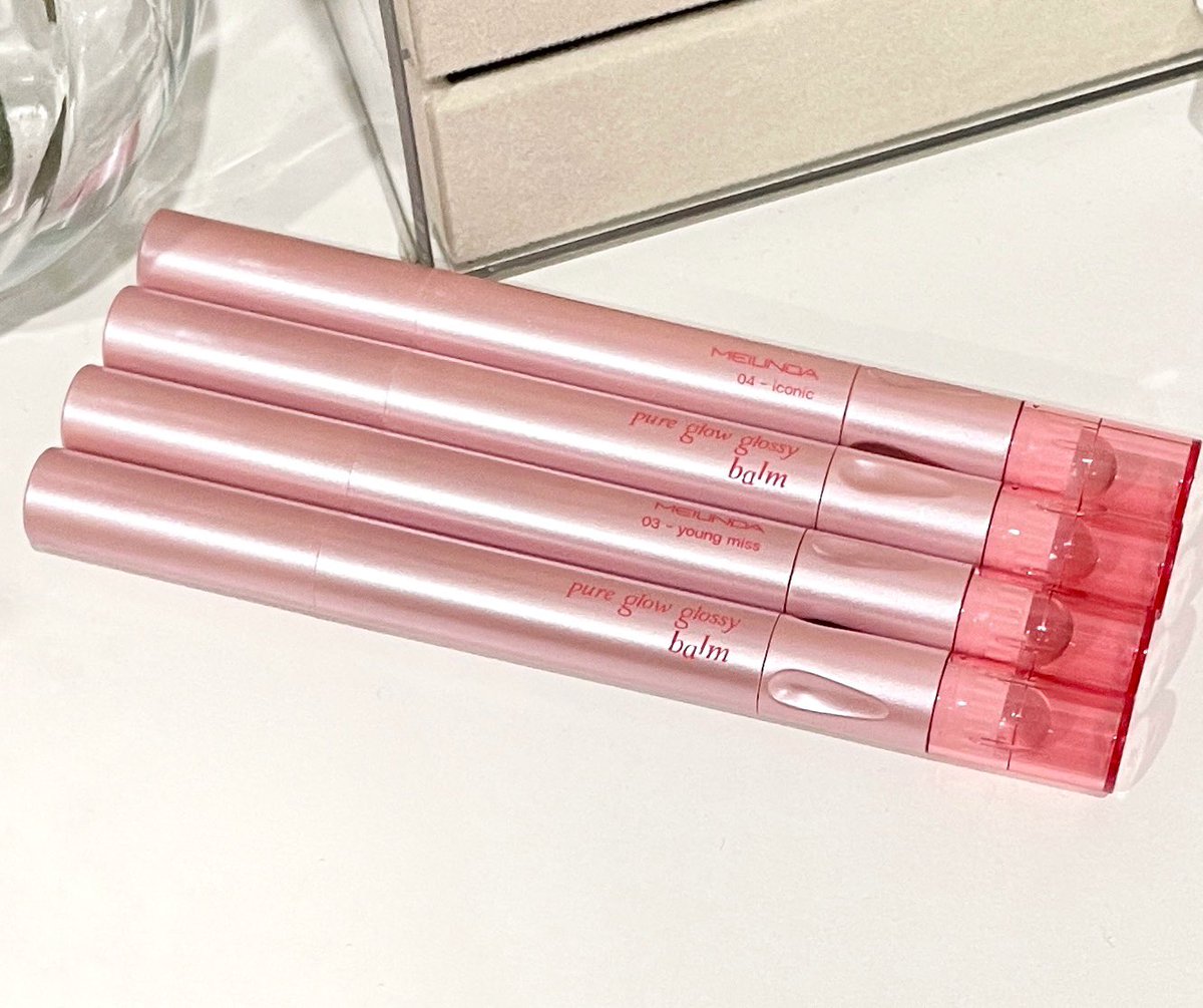 ttarntalzonel's tweet image. แบรนด์ไทยที่ทำดีอีกแล้ว Meilinda ลิปกลอสบาล์มออกใหม่ลองแล้วมันดีจริง กลิ่นคือหอมมากๆตัวนี้เป็นหมุนตูดนะอีกด้านจะเป็นแปรงซิลิโคนนิ่มๆนุ่มๆไว้เบลนลิปเวลาพกไว้เติมไม่ต้องใช้นิ้วให้เลอะ55555 สีจะไม่ได้ชัดมากนะค่อยๆทาแล้วสีจะชัดสวยขึ้น…