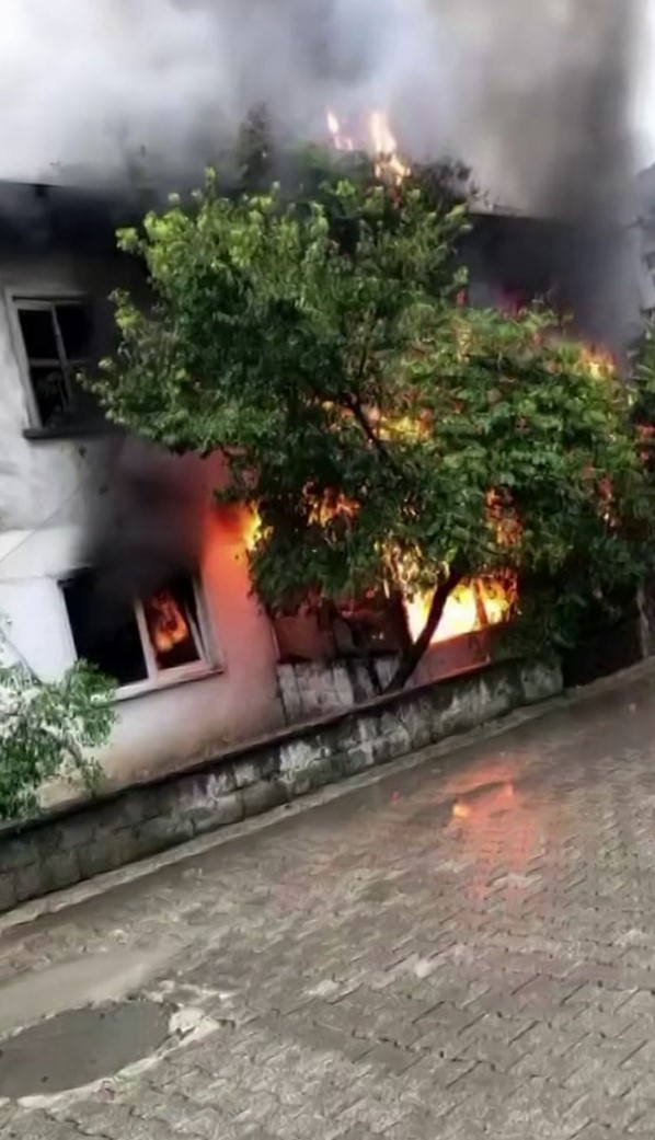Haber's tweet photo. Sakarya'da karı-koca arasında çıkan kavgada kadın, kocasının arabasını parçaladı.

Erkek ise evi ateşe verdi. https://t.co/T3YAjDa4Zk