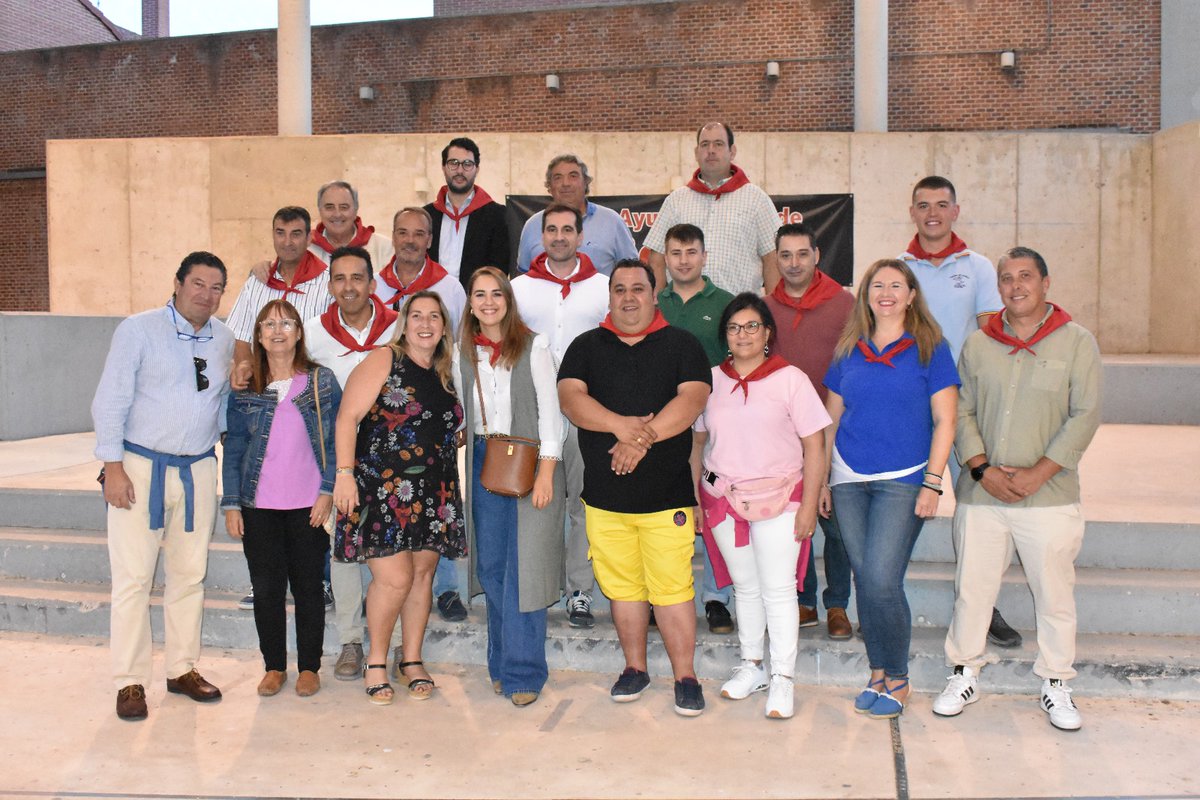 🎉 Fiestas de la Virgen de la Salve en Boecillo.

➡️ El diputado, Moisés Santana, junto a varios alcaldes y concejales del PP, acompañan al alcalde, Raúl Gómez Pintado, y a los vecinos en el pregón que da inicio a la fiesta.