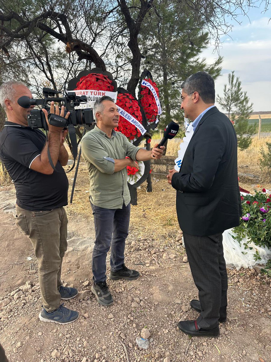 Arkadaşlarımız ile Narin’i ziyaret ettik, ruhuna dualarımızı göndererek fatihamızı okuduk. 

Yaşamasını sağlayamadık ama katillerinin, iş birlikçilerinin ve bilerek susanların hak ettikleri cezaları alması için mücadele edebiliriz. 

Katiller ve işbirlikçileri çürümüş sosyoloji,