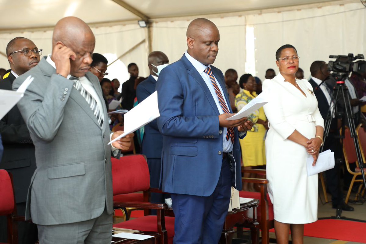 EmmanuelTwin2's tweet image. #HappeningNow: Several cabinet  members and ministers of state like Hon @BalaamAteenyiDr , Hon @PNyamutoro ,Hon @dbahati ,Hon @jkmuhwezi ,Hon @ObothOboth are attending the funeral service for their former colleague, the late Hon. Sarah Mateke.
RIP Hon Sarah Mateke.
#2Tim4:7