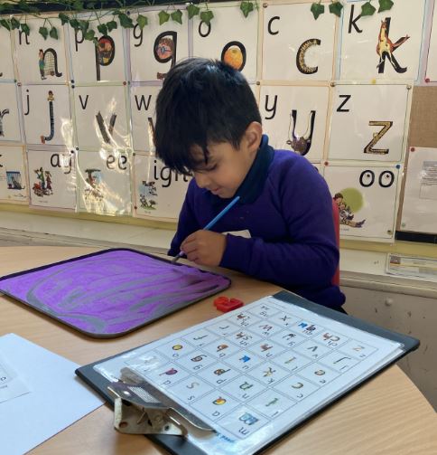shipley_ce's tweet photo. Reception have been practicing their letter formation and thinking about who lives in their house as part of their settling in week @WeAreBDAT #pencilcontrol #pencilgrip #eyfs #reception #september2024 #motorskills #letterformation https://t.co/bSMelOsjh8