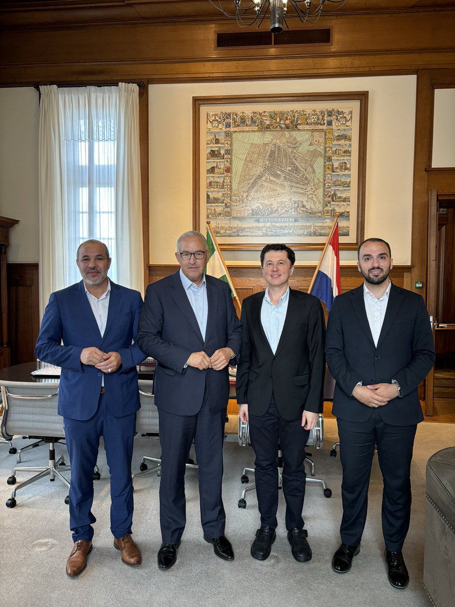 Op bezoek bij burgemeester Aboutaleb

Wij hebben de burgemeester geïnformeerd over onze huidige werkzaamheden en toekomstige projecten, die hij zeer positief heeft ontvangen.

We willen de burgemeester bedanken voor zijn ontvangst en voor alles wat hij heeft betekend voor R’dam.