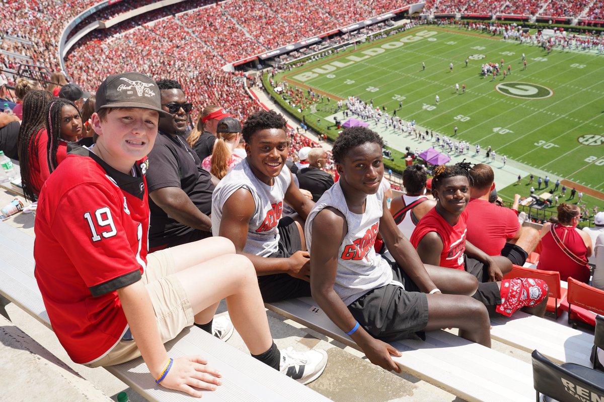 Georgia4H's tweet image. Green and white complemented the red and black this weekend at the UGA football home opener! Georgia 4-H Day at UGA, presented by Golden Pantry, welcomed 4-H'ers and adult leaders to cheer on the Dawgs and make the best better in Sanford Stadium. 🍀❤️🖤