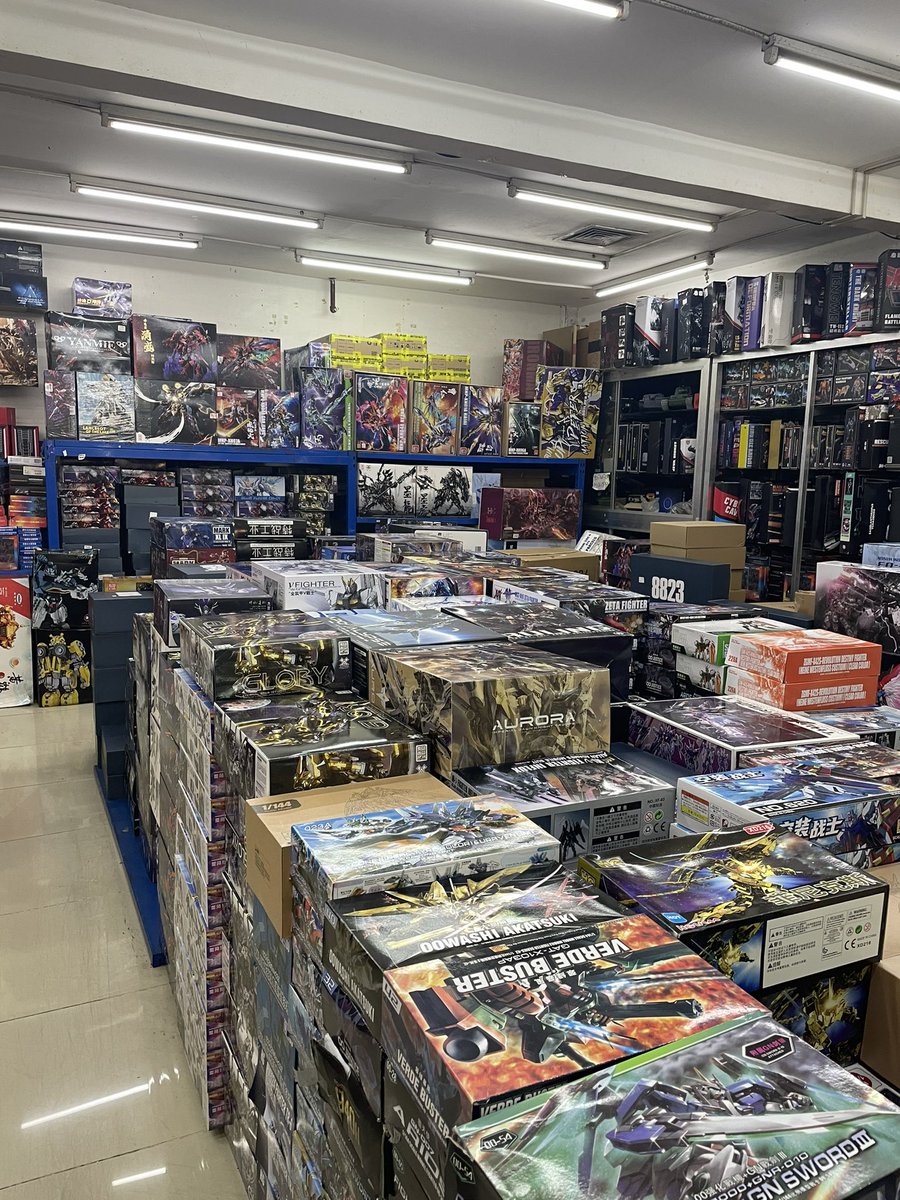 pauimalcrossing's tweet photo. i love quiapo so much i’m never going to a curated vintage flea market in salcedo ever again https://t.co/M31ptXBLkP
