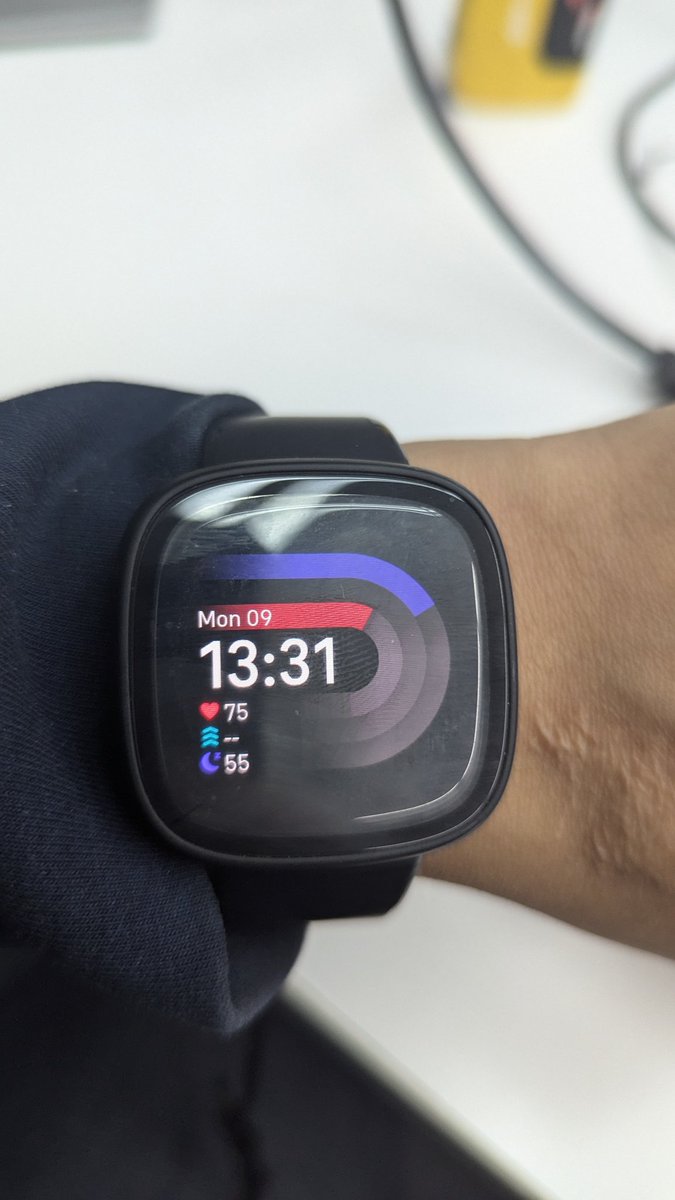 lylegogh's tweet photo. Hey @fitbit , you guys have a problem. @jfkjohan @cantabile211 and many others have their watch clocks showing UTC+0 timezone. And there are many more tagging you the same. https://t.co/qqww3pjJDo