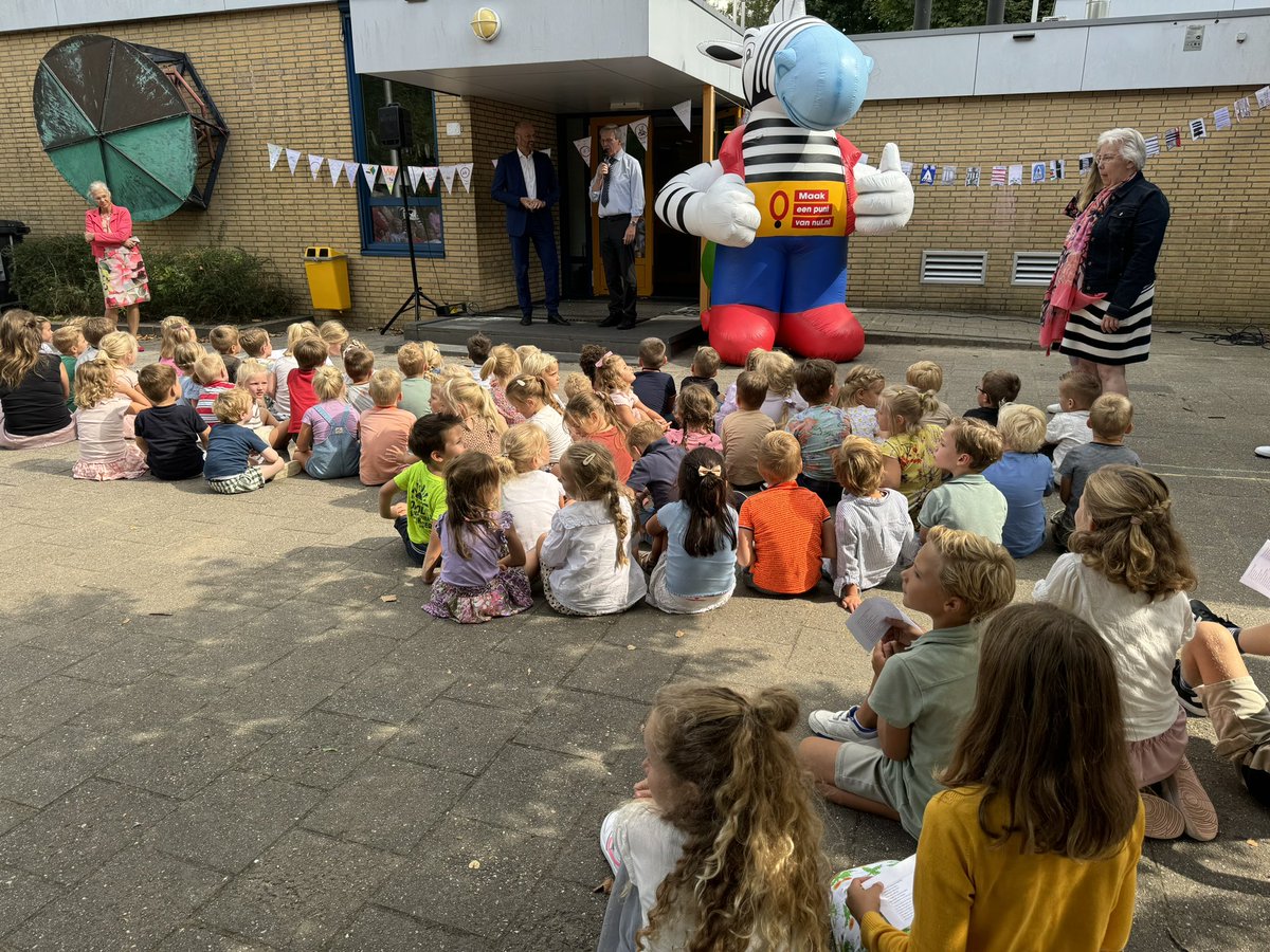 Hoera! De Polyanderschool <a href="/GemDordrecht/">Gemeente Dordrecht</a> heeft voor de 4e x het School op Seeflabel ontvangen. <a href="/rikvdlinden/">Rik van der Linden</a> “Samen maken we Dordrecht verkeersveilig!” En een extra applaus voor de verkeersleerkrachten en verkeersouders 👏#maakeenpuntvannul #maandvandeveiligeschoolomgeving