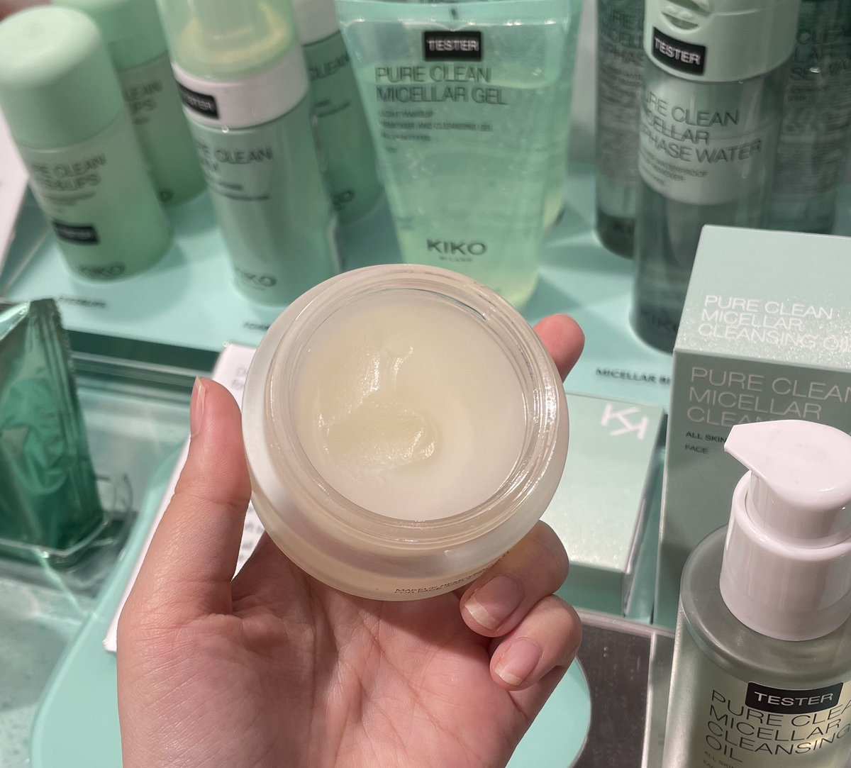 ttarntalzonel's tweet image. ตกข่าวหรือเปล่าไม่รู้เพิ่งมาเห็นว่า KIKO MILANO เค้ามีสกินแคร์ด้วยเป็น pure clean 🧼 ทำความสะอาดแบบดีมากๆแล้วคืออ่อนโยนคนผิวแพ้ง่ายก็ใช้ได้ หลังล้างแล้วผิวยังชุ่มชื้น ผิวไม่แห้ง ตัวล้างมาสคาร่าก็ไม่แสบตาแถมยังล้างเครื่องสำอางกันน้ำได้ด้วยนะ…