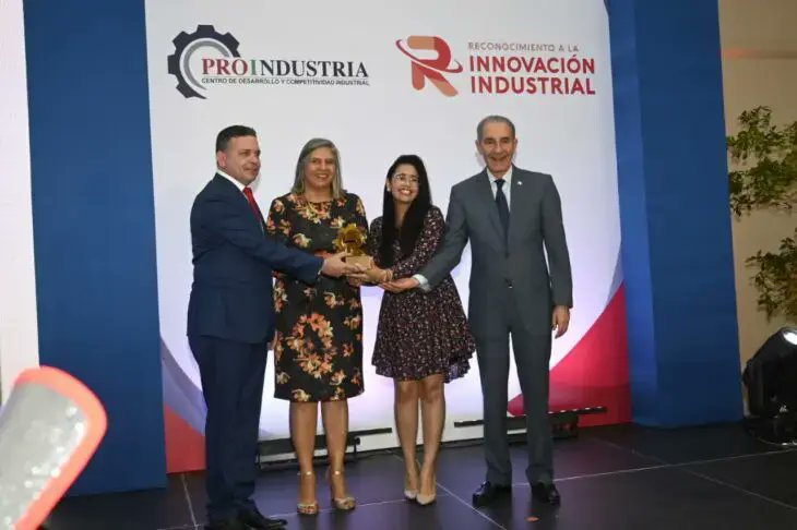 ElDia_do's tweet image. IEESL recibe premio “Innovación Académica” de Proindustria

 eldia.com.do/ieesl-recibe-p… 

#EstudiosSuperioresLoyola #Loyola #premio