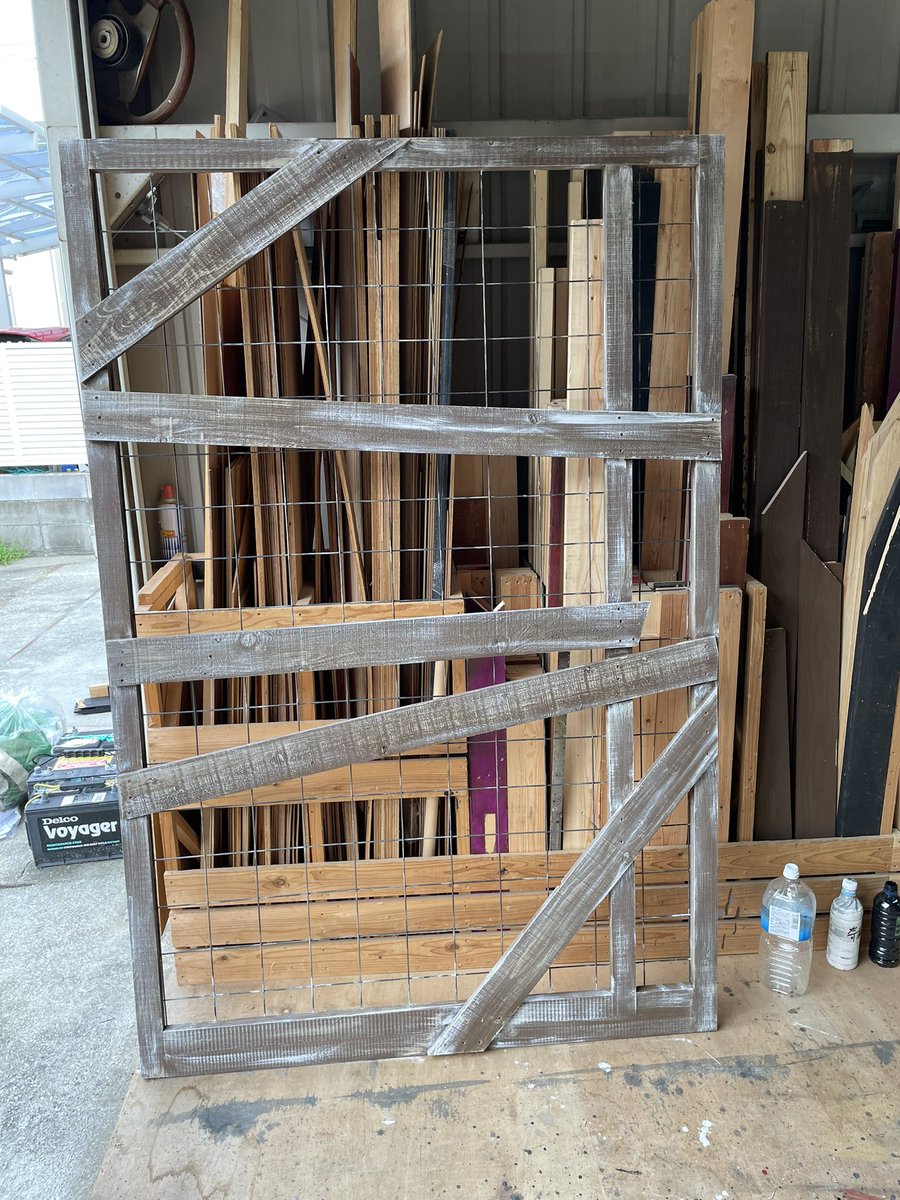 hacouma0914's tweet photo. 鶏小屋をイメージしたフェンスパネルは、実際の金網を使うと目が細かくなりすぎるので建築の基礎に使うワイヤーメッシュを使用。

“捕らわれているのは鶏ではなく人間”みたいな見え方になったらいいなと思いを込めて。

#来来来来来 https://t.co/XFE6w3KLfH