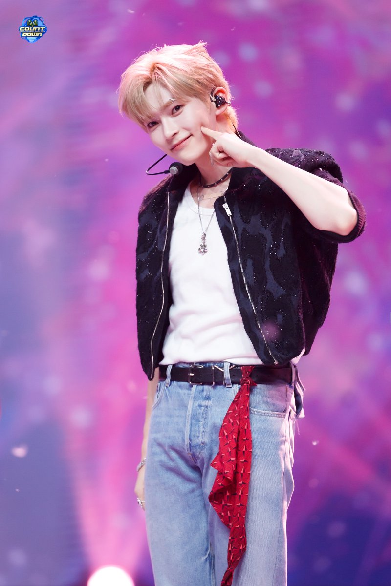 240829 #MCOUNTDOWN 현장포토
엠카 무대 잘봤나아
KILL THE ROMEO랑 GOOD SO BAD 무대가 너무 뜨거워서 
엠카 심장이 하트 모양으로 탈뻔했는데
미리 미리 심장 마사지를 해서 그런지 금방 돌아온거 같아🫠
제로즈 그거 알아?
(엄청나게 크게) 짱베원 미모가 엄청나 o.o
현장포토 올리고 싶어서
