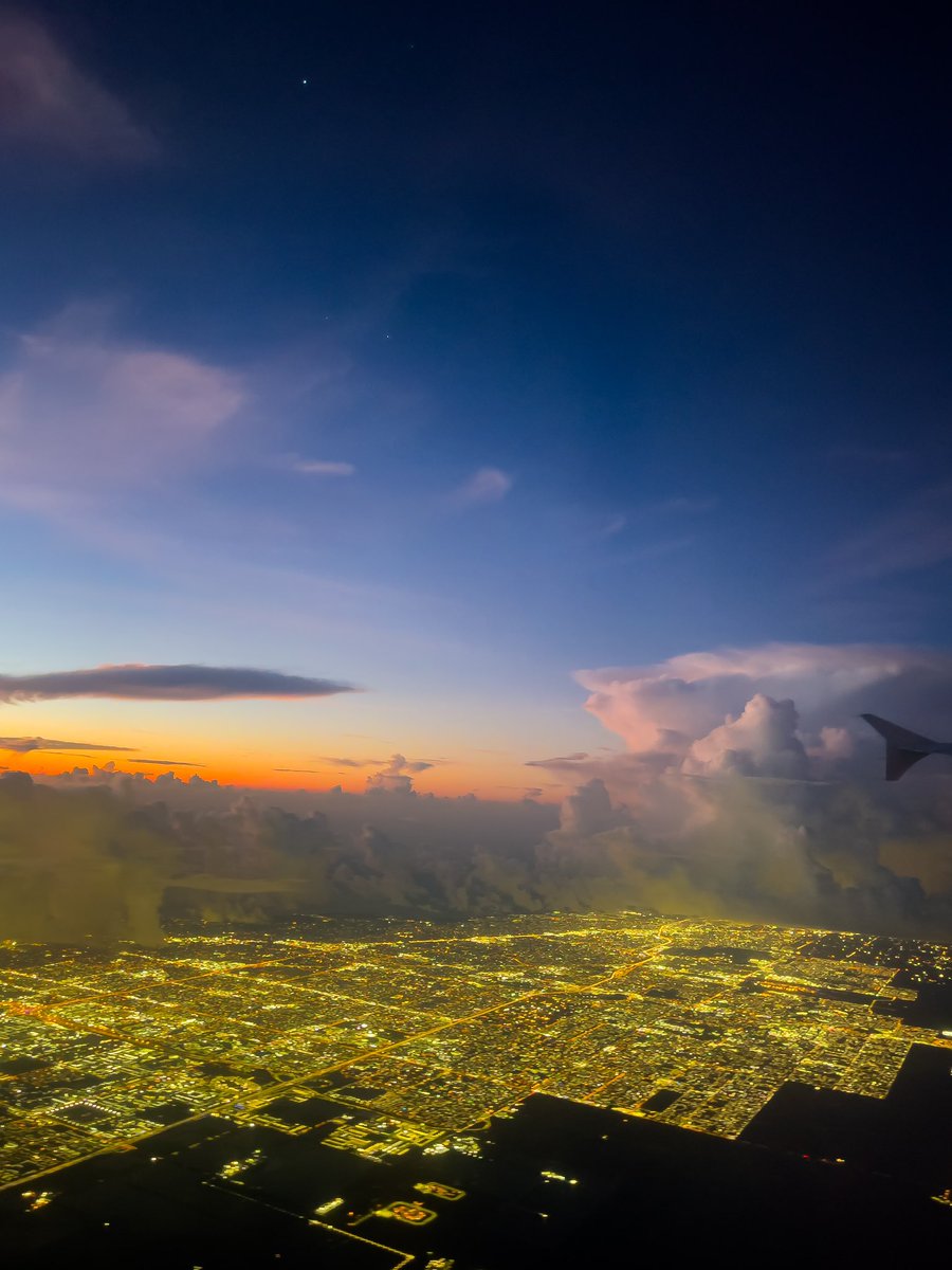 meteorologos's tweet image. Very early in the morning today I was able to fly next to this beautiful Cumulonimbus Anvil, the cloud was located south of Homestead!
@NWSMiami 

#miami #stormcloud #cumulonimbus #anvil #cb #airbus #airbus320 #weather #clouds #windowview #florida #miamiweather #miamiwx