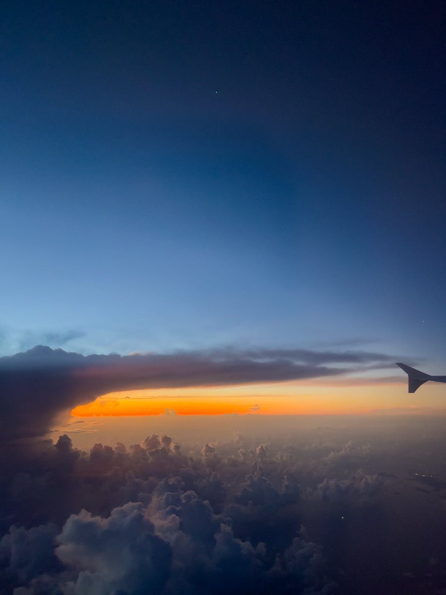 meteorologos's tweet image. Very early in the morning today I was able to fly next to this beautiful Cumulonimbus Anvil, the cloud was located south of Homestead!
@NWSMiami 

#miami #stormcloud #cumulonimbus #anvil #cb #airbus #airbus320 #weather #clouds #windowview #florida #miamiweather #miamiwx