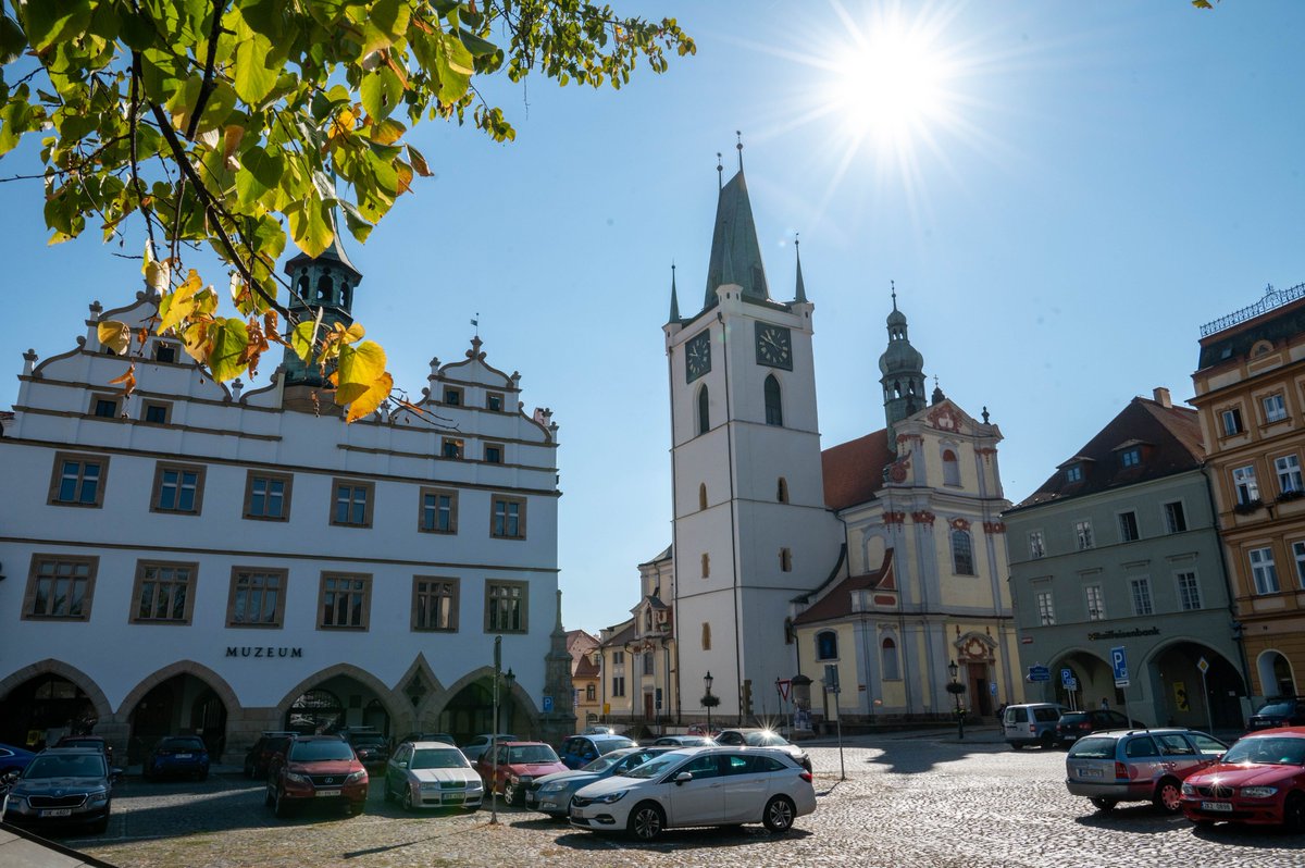 dltm_cz's tweet photo. Připravovaný projekt Revitalizace Dómského náměstí prezentoval v neděli 8. září v kostele Všech svatých v Litoměřicích generální vikář Radek Jurnečka společně s architekty Richardem Cibíkem a Přemyslem Krejčiříkem.
https://t.co/2gaCcYtIsD https://t.co/JN2qZ50R9z