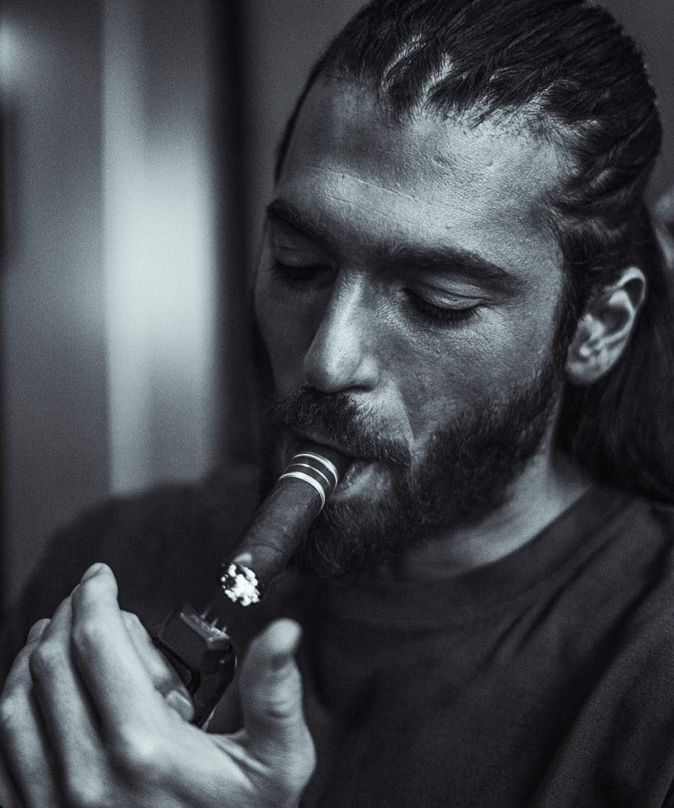 ♦️#CanYaman at break on the set of #Sandokan in Calabria