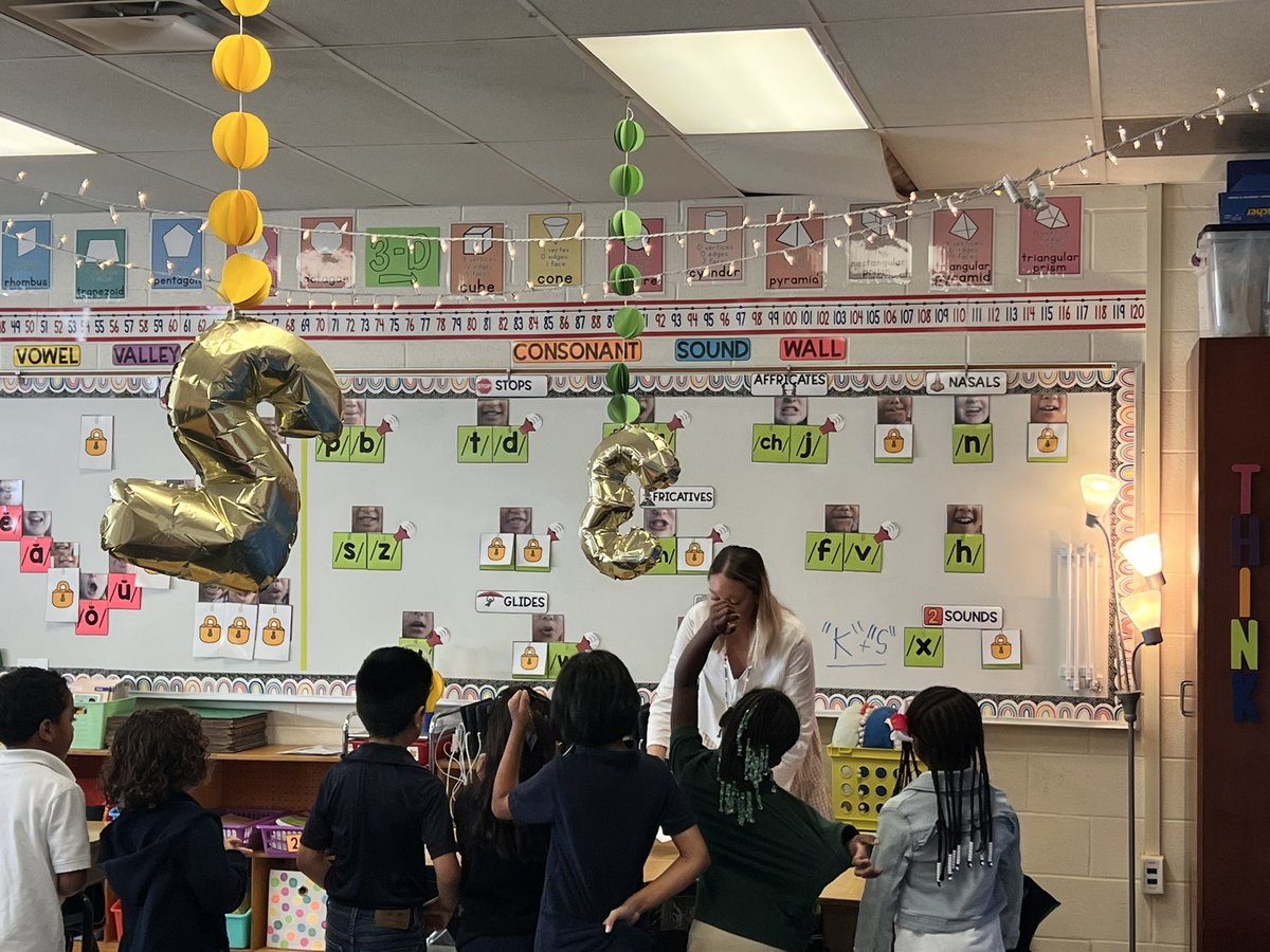 Learning walks in full effect at Oaklawn. Tricky words on deck in 1st grade! <a href="/nanedrab/">Nedra</a> <a href="/ChristinReeves/">Christin Reeves</a> <a href="/TBrownEducator/">Dr. Tamekia Brown</a>