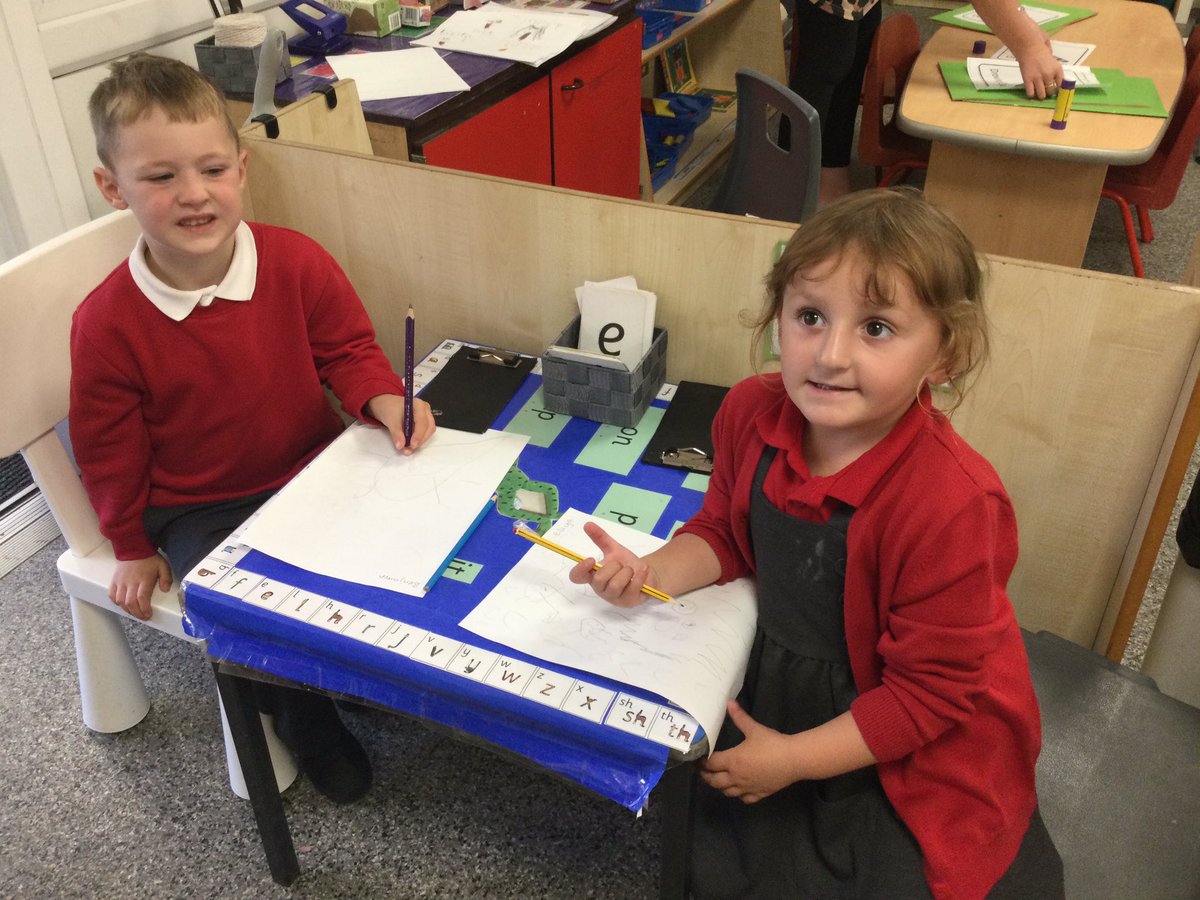WMPrimaryF2's tweet image. Fun in F2 in our first drawing club. #Amazing #CodeFun