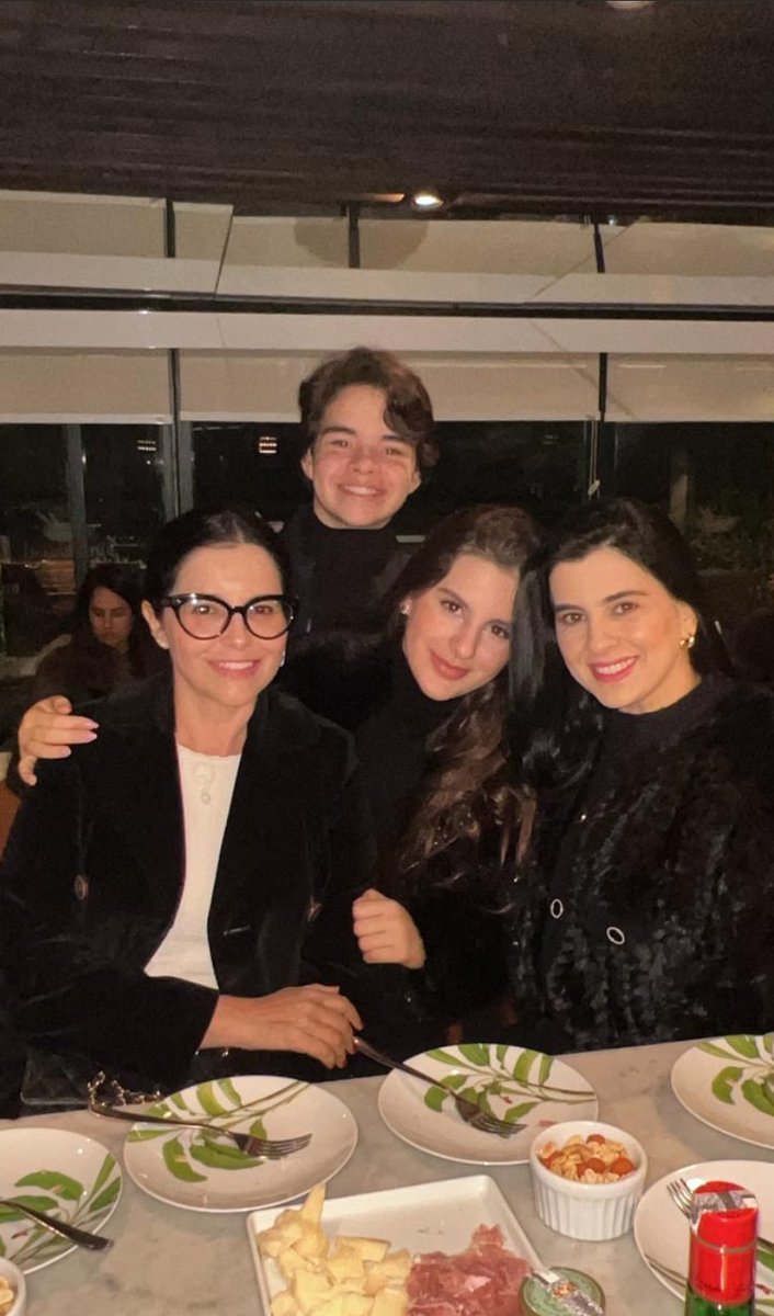 JNetonbps's tweet image. #family miss you my family my mom,girlfriend and my mother-in-law