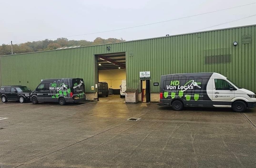 HD Van Locks tweet media