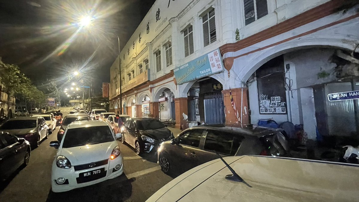 JunQinJQ's tweet photo. @KLCCC_DBKL  @JPJ_Malaysia @PDRMsia  

please take action！ tiap tiap malam illegal parking di jalan hang jebat dan jalan sultan https://t.co/yFK86kWCH3