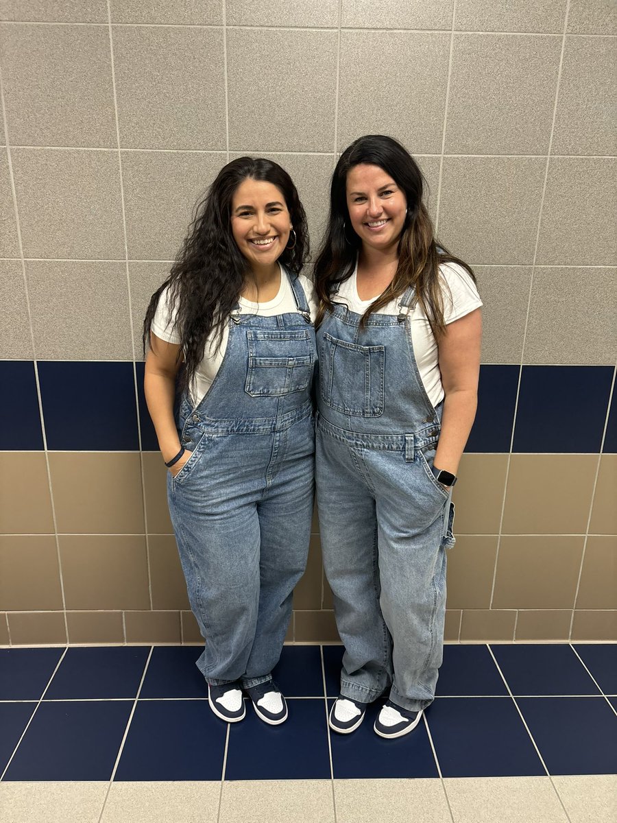 Gold Fight Win Week-Twin Day at the 🅰️ <a href="/HumbleISD_AHS/">The Atascocita HS</a>