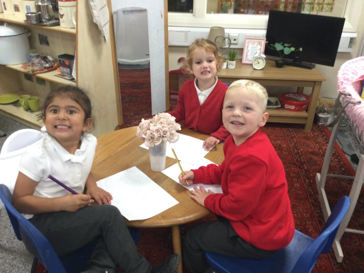 WMPrimaryF2's tweet image. Fun in F2 in our first drawing club. #Amazing #CodeFun