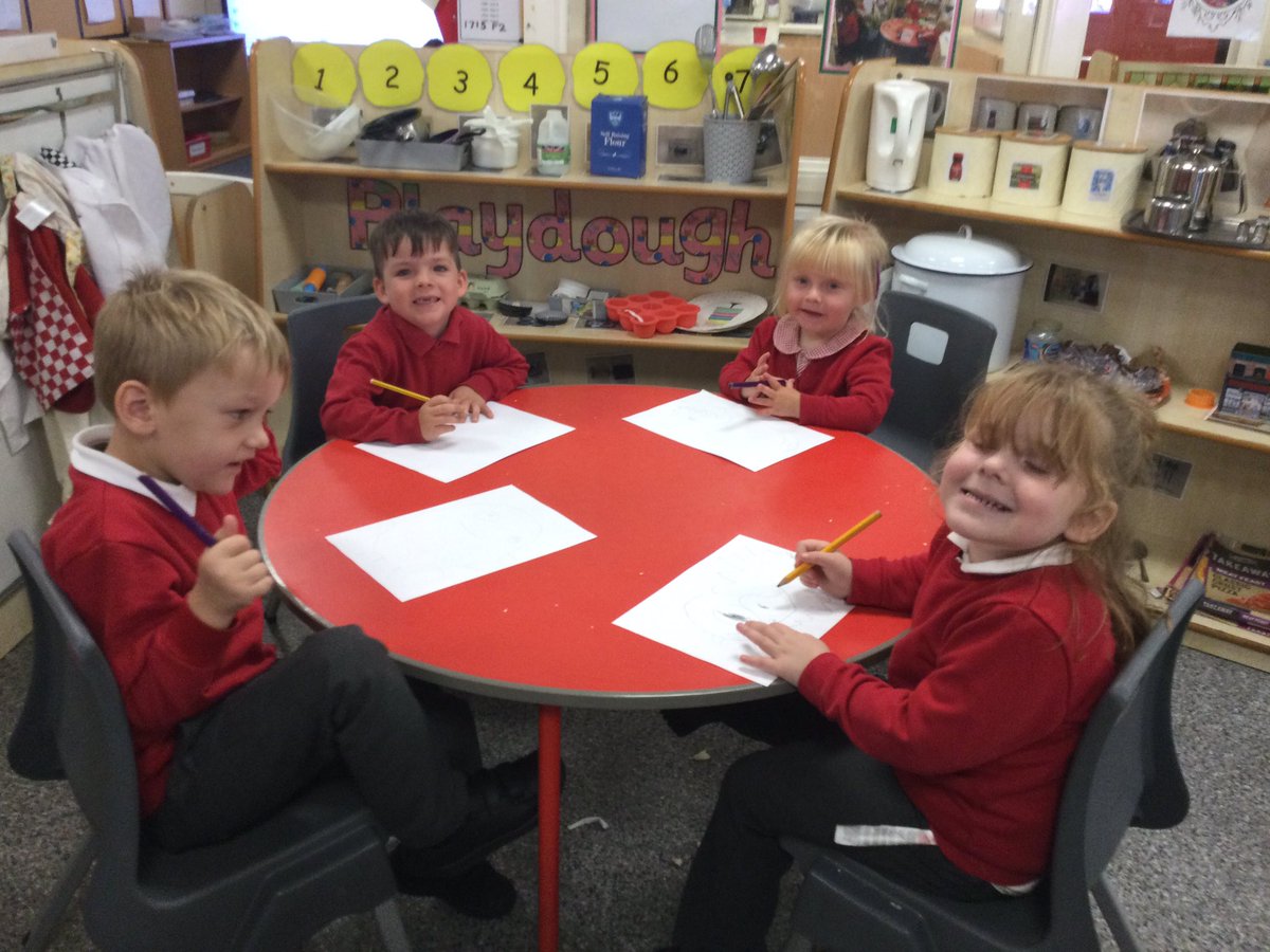 WMPrimaryF2's tweet image. Fun in F2 in our first drawing club. #Amazing #CodeFun