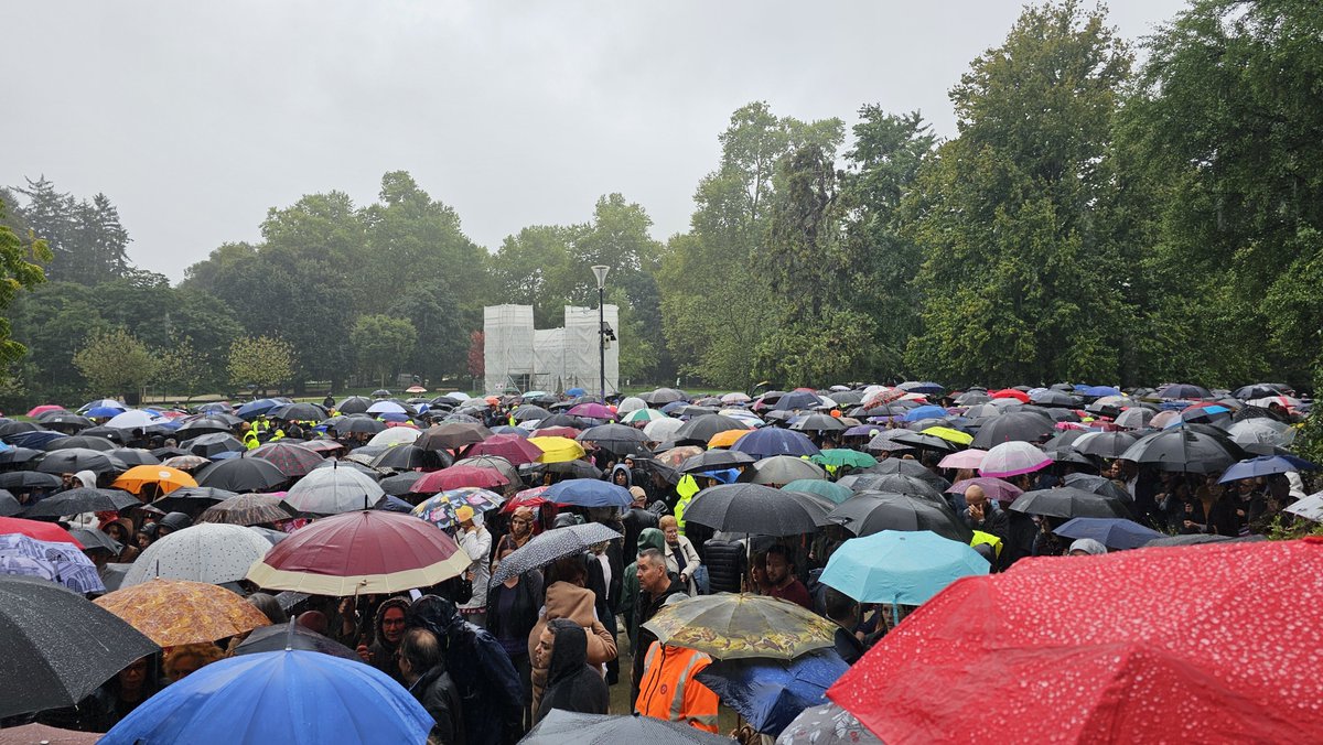 À 14h, avec de nombreux grenoblois et agents de la ville de Grenoble, ses collègues de la propreté urbaine, des élus de tout le territoire et le Préfet de l'Isère, nous avons rendu hommage à Lilian Dejean, tué par balles dimanche.

La colère est grande, la tristesse est infinie.