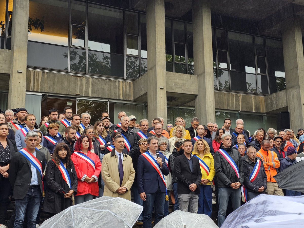EricPiolle's tweet photo. À 14h, avec de nombreux grenoblois et agents de la ville de Grenoble, ses collègues de la propreté urbaine, des élus de tout le territoire et le Préfet de l'Isère, nous avons rendu hommage à Lilian Dejean, tué par balles dimanche.

La colère est grande, la tristesse est infinie. https://t.co/JJbHPKhGVJ