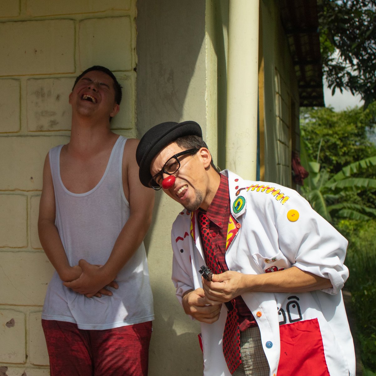 A través de la risa, y la alegría, conectamos con el corazón de nuestros amigos en las instituciones que visitamos. En la fotografía, uno de nuestros voluntarios hace reír a uno de los estudiantes de ANDIPANE.

¡#Doctoraso es bienestar!

<a href="/arteculturaucat/">Arte y Cultura UCAT</a> <a href="/notiucat/">Universidad Católica del Táchira</a> <a href="/ucatips/">UCATips</a>