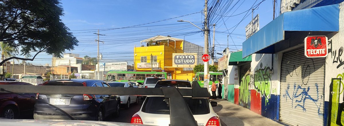 Ferrukis's tweet photo. @EnriqueAlfaroR @ZapopanGob @JaliscoVial @GobiernoJalisco 

Y las policías vial para cuando 45 min solo para cruzar https://t.co/gWZJuJfw4R