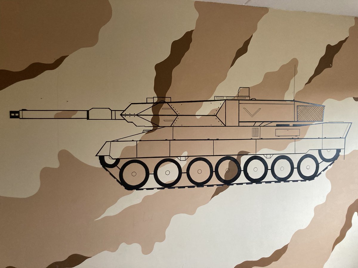 Afscheid nemen van mijn muurschildering op de jongenskamer. Morgen stukadoor en daarna schilder. Alles glad en strak.