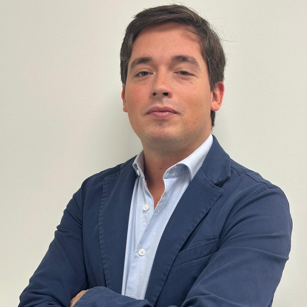 👨‍💻También se incorpora Arturo Muñoz de Baena, licenciado en Derecho por la Universidad Complutense y Postgrado en Dirección de Asuntos Públicos en ICADE y Master en Dirección de Comunicación por la Universidad Rey Juan Carlos, tiene una sólida experiencia en consultoría de