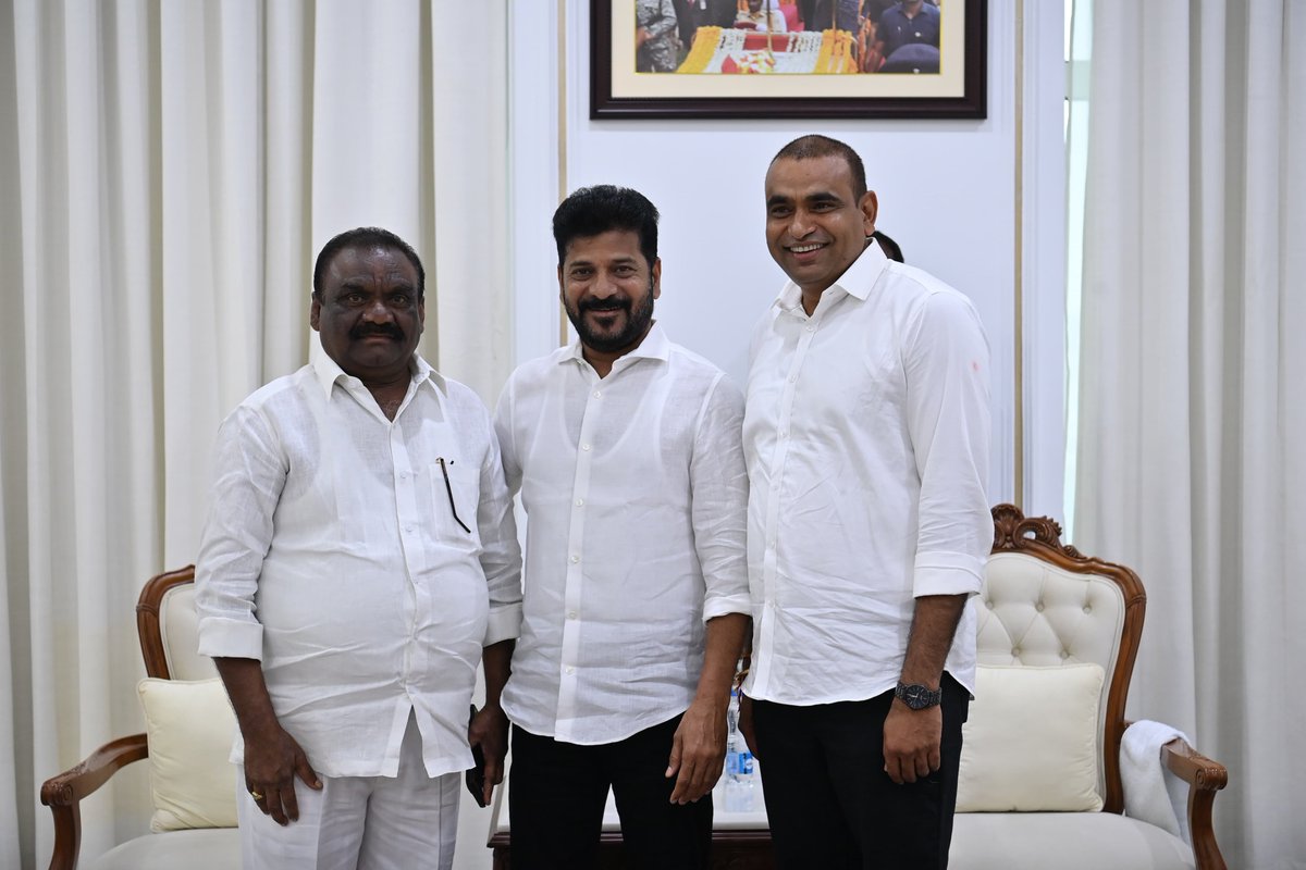 kiran_chamala's tweet photo. తుంగతుర్తి నియోజకవర్గంలోని పలు అభివృద్ధి కార్యక్రమాల గురించి ఎమ్మెల్యే మందుల సామెల్ గారితో కలిసి ముఖ్యమంత్రి @revanth_anumula గారితో సెక్రటేరియట్ లో చర్చించడం జరిగింది.
#developmentactivities #chamalakirankumarreddy #mandulasamuel https://t.co/49Zd5nJ73d