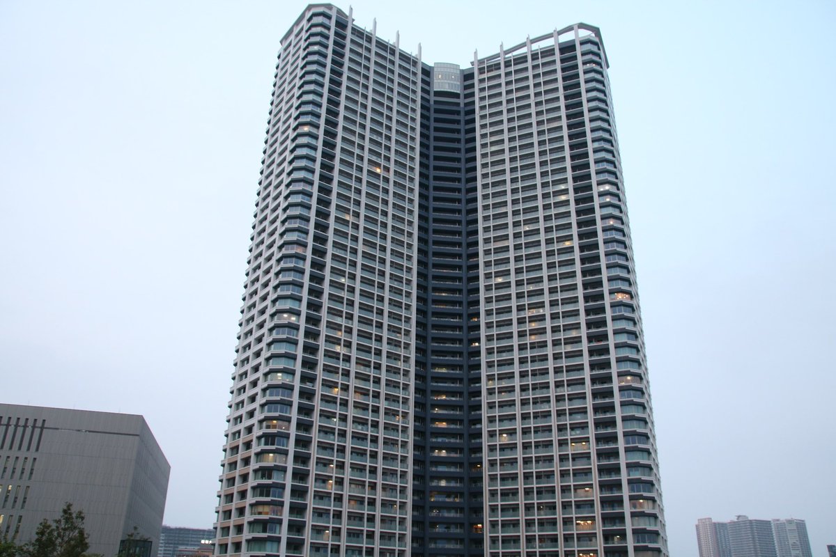 豊洲の人気タワマン、『ＳＫＹＺ』
一撃9000万OVERの含み益‼️
凄い！
築10年　
76平米　
2014年　新築時価格　坪単価245万
2024年　現在価格　　坪単価638万

しかもマンションの共用施設も素晴らしい👍素敵なマンション。
豊洲最強マンションの１つです。
しかもまだまだ伸びしろありますよ。