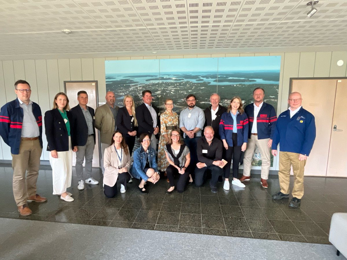 VS-alueen kansanedustajia ja maakunnan edunvalvonta vieraili tänään <a href="/kauppakamaritku/">Turun kauppakamari</a> johdolla Valmet Automotiven Uudenkaupungin autotehtaalla ja satamassa. Vierailun teemana mm. seudun #kilpailukyky ja #osaavatyövoima Myös liikenneyhteydet ja tehtaalle tärkeä Ugin satama esillä.